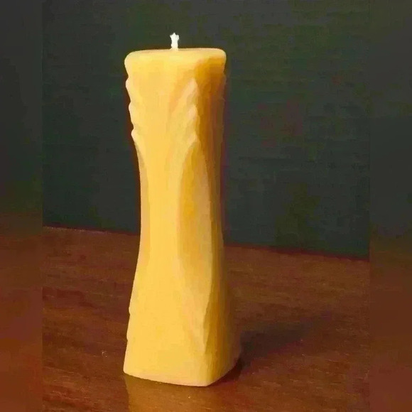 100% Beeswax  Hand Crafted Candle - Vase - Picture 2 of 4